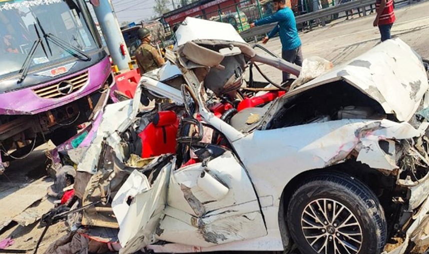 প্রাইভেটকারে বাসের ধাক্কা, প্রাণ গেল ৫ জনের